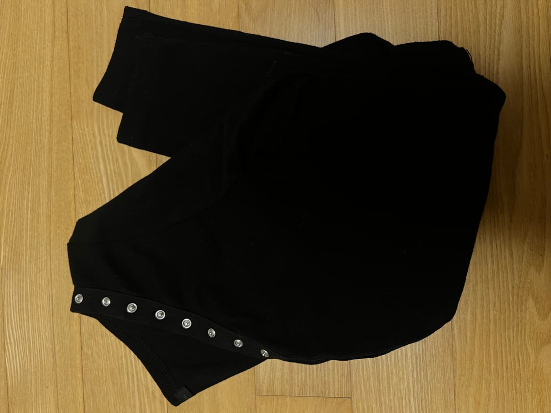 헬레네파리스 스냅 네크라인 롱슬리브 상품이미지3