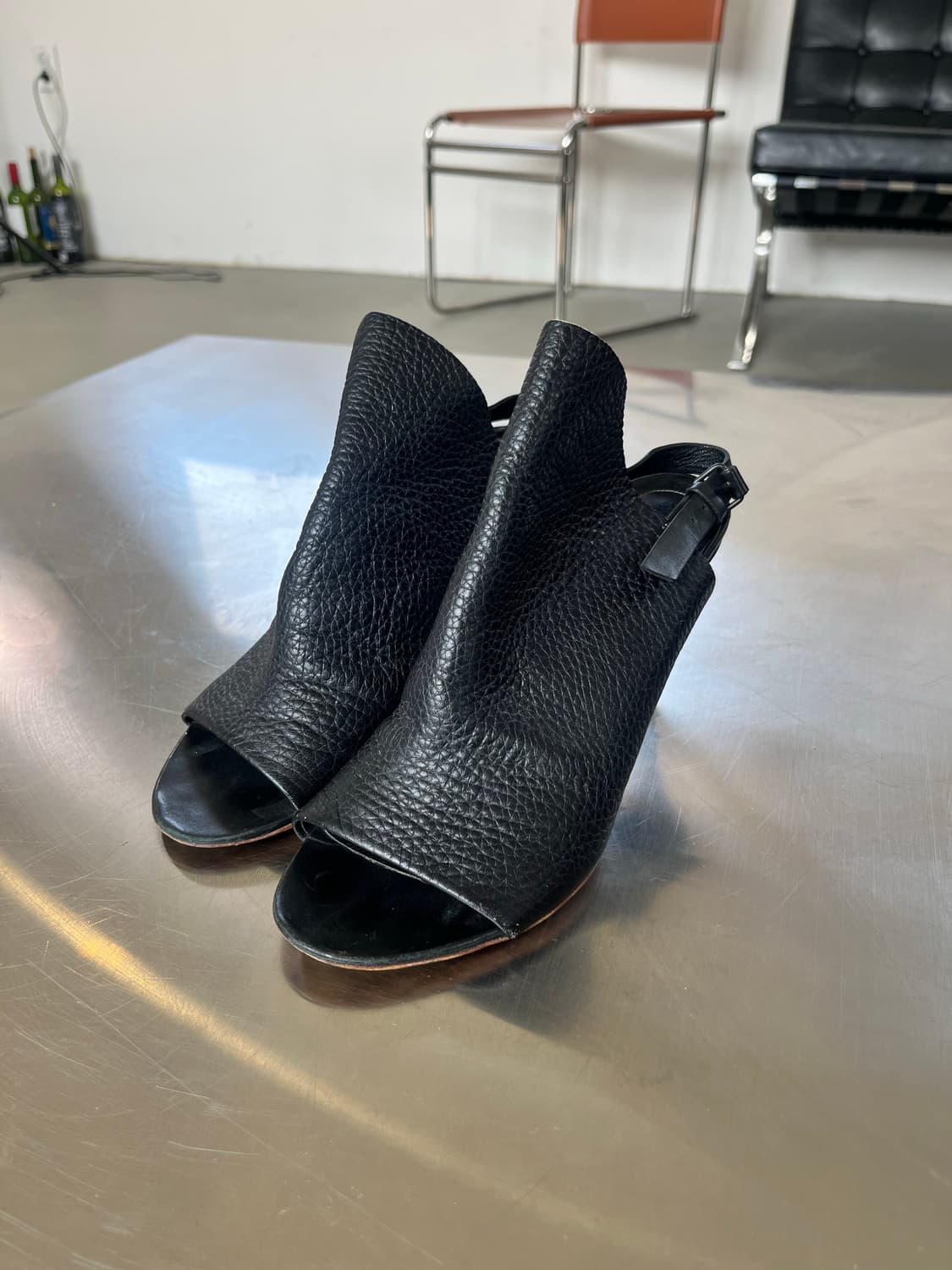 Balenciaga leather mule 상품이미지1