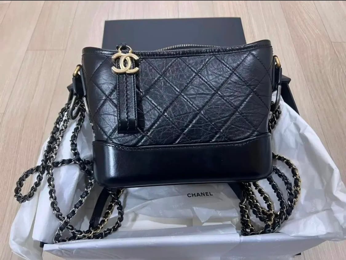 샤넬 가브리엘 스몰 호보백 빈티지 카프스킨 & 골드 메탈 블랙 상품이미지1