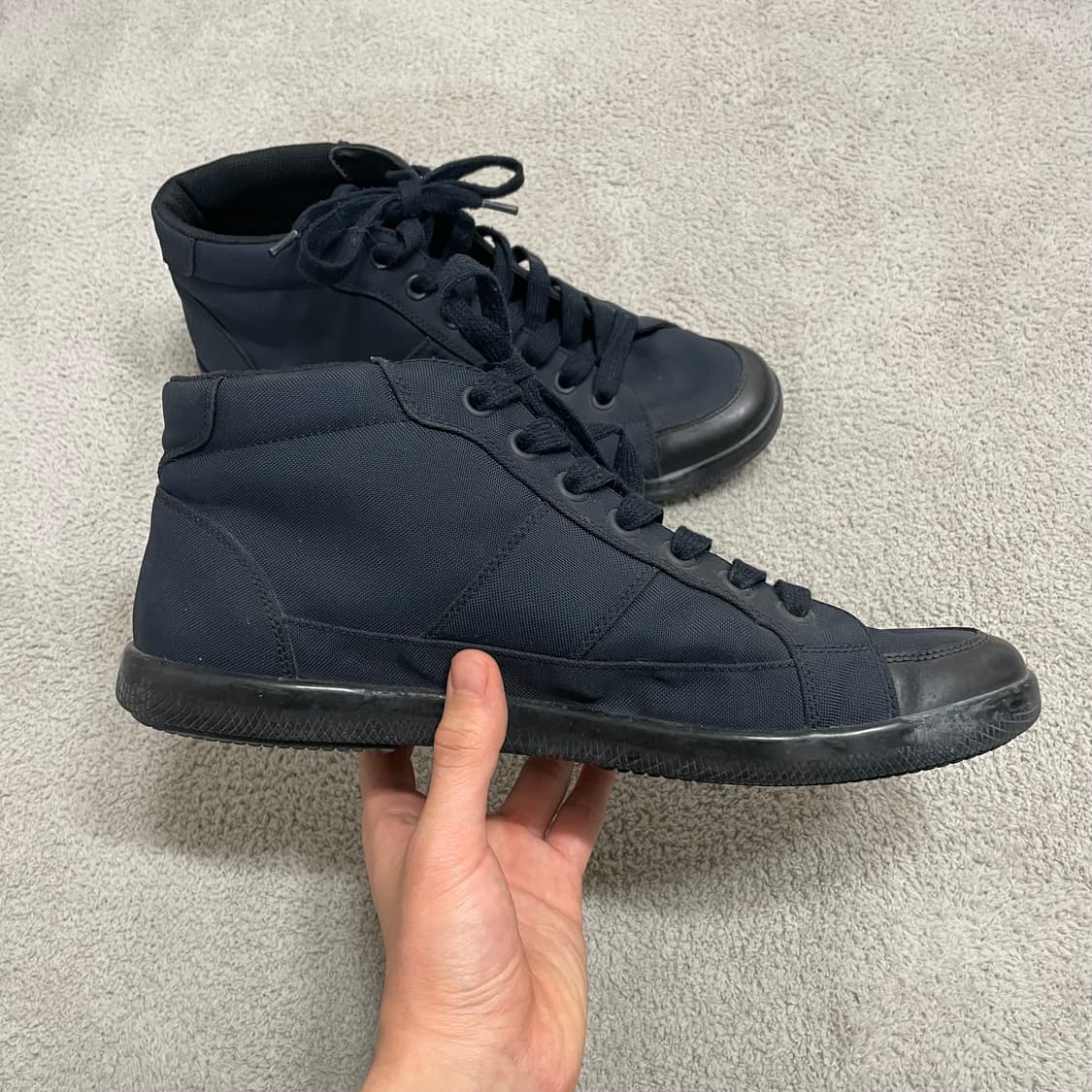 285) 프라다 스포츠 사이드 메탈 로고 스니커즈 미드탑 네이비 상품이미지3