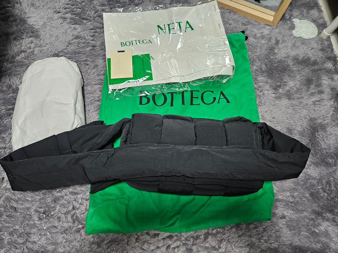 보테가 베네타 패딩 카세트백 블랙 상품이미지5