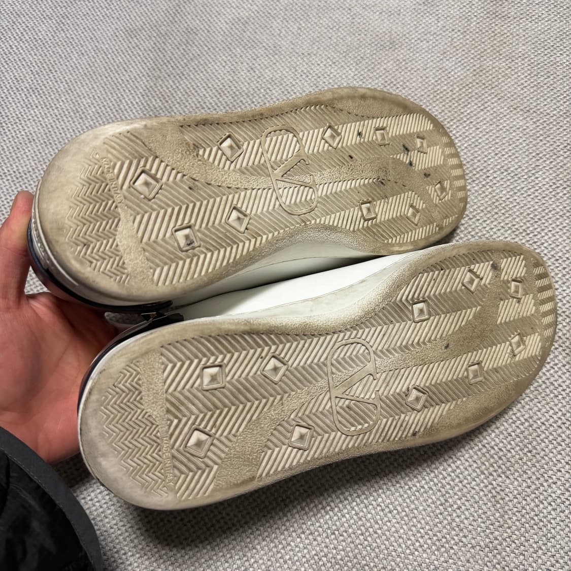 발렌티오 V로고 레더 스니커즈 상품이미지6