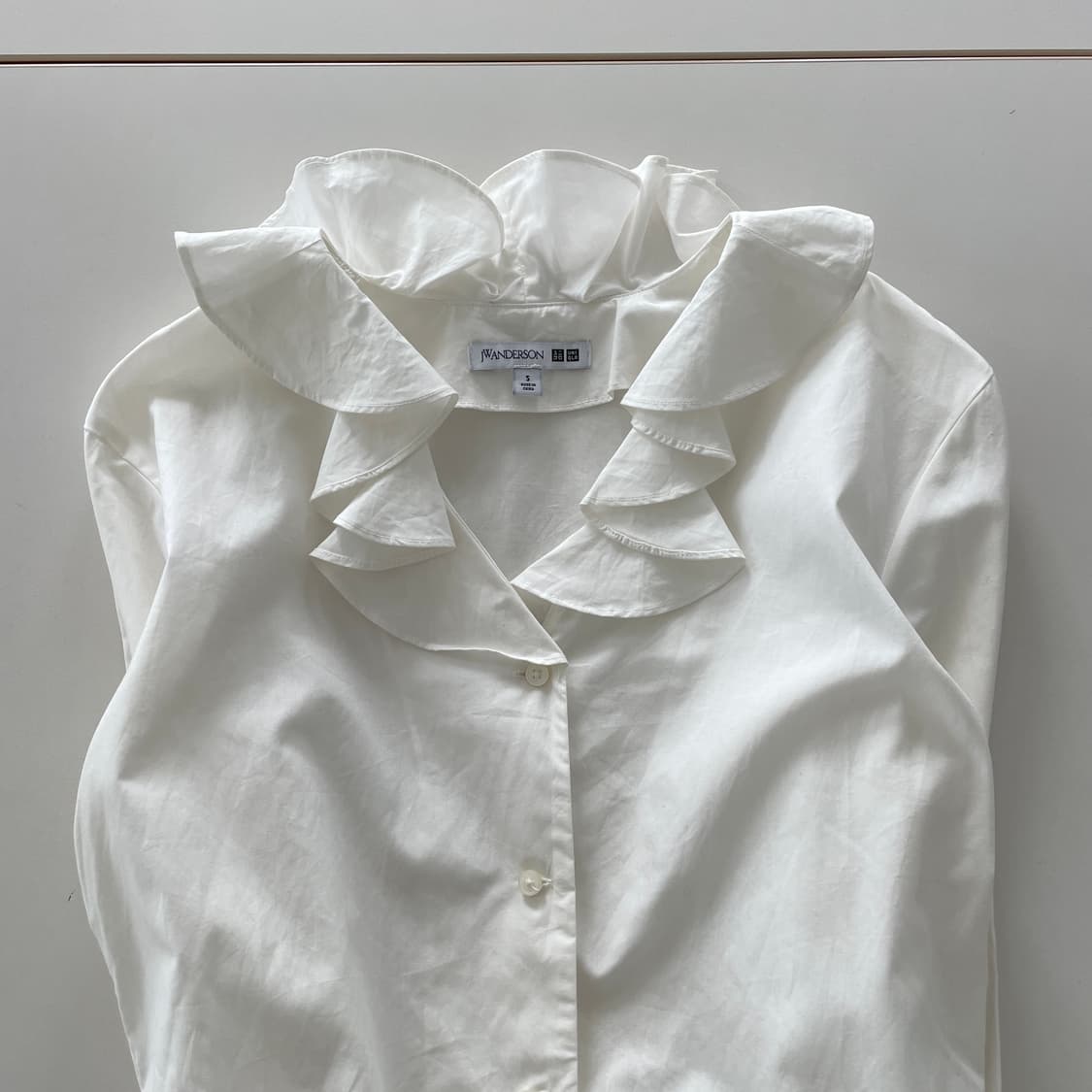 유니클로 jw앤더슨 프릴 코튼 셔츠 상품이미지1