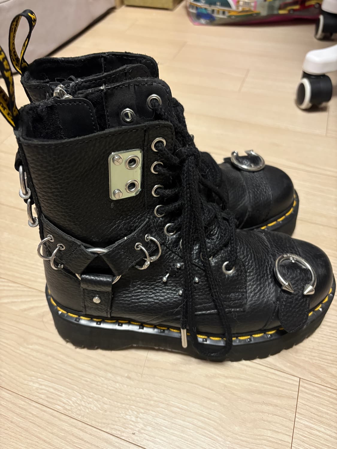 닥터마틴 제이든 피어싱 상품이미지1