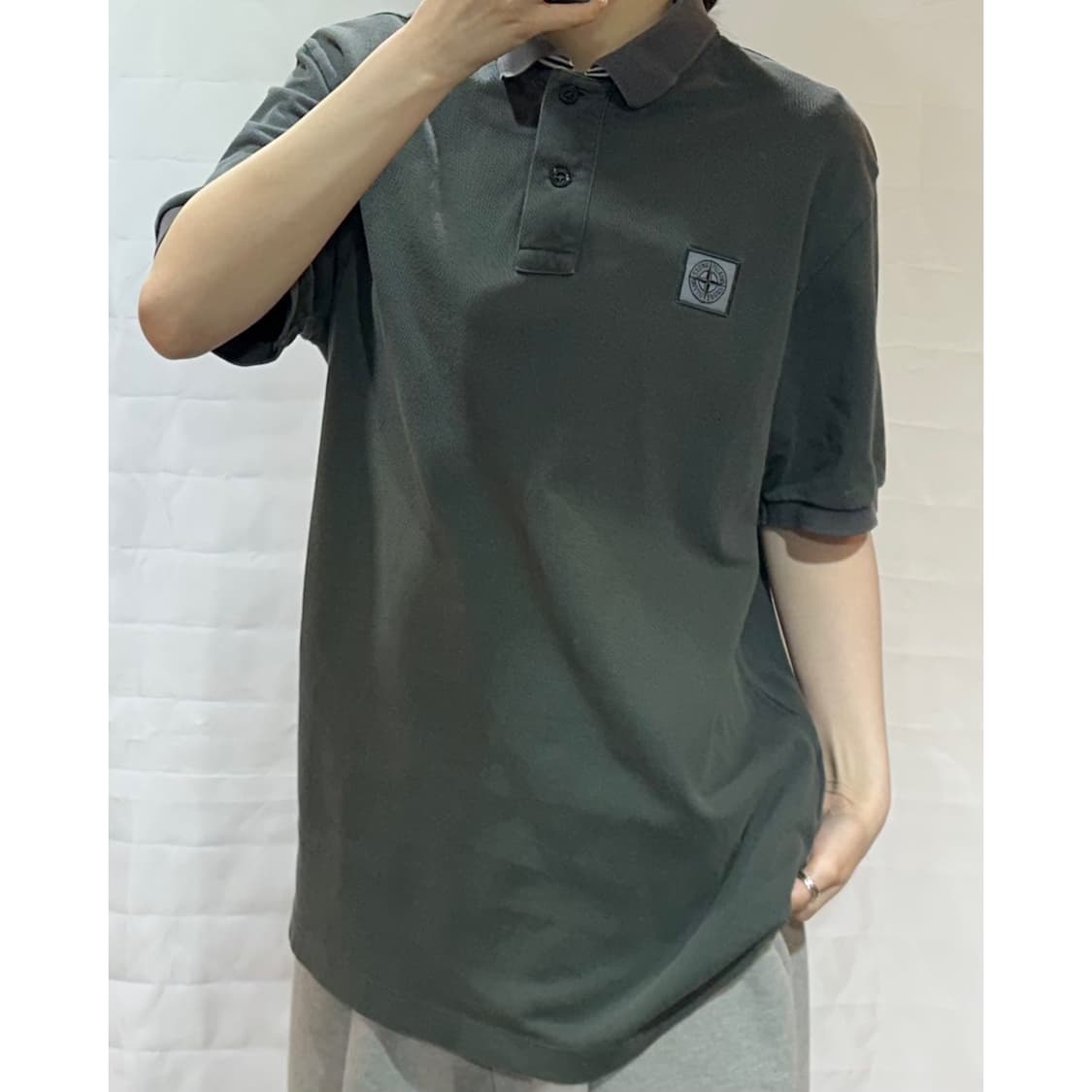 스톤아일랜드 로고 차콜 그레이 반팔 카라티 상품이미지1