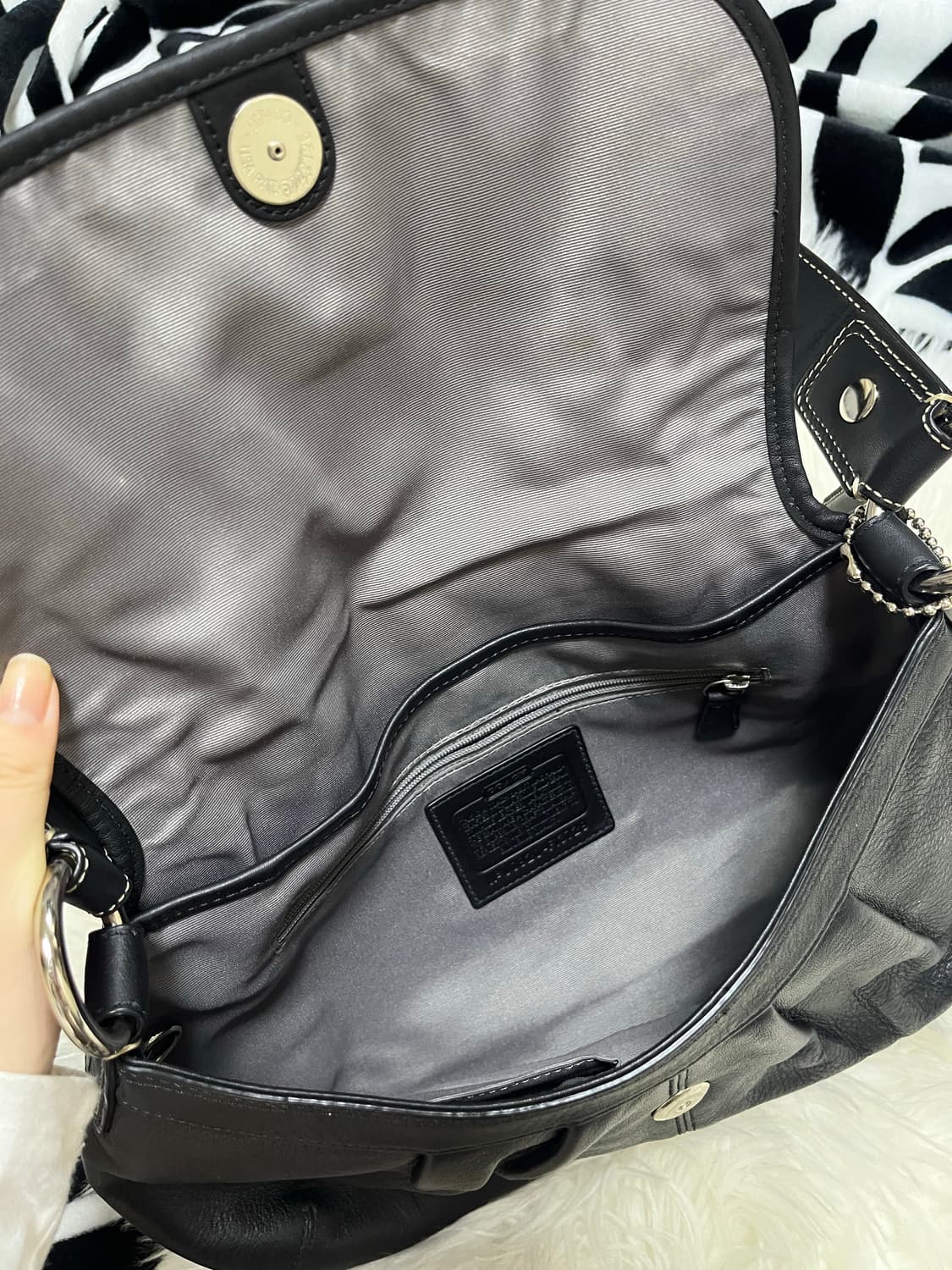 vintage coach black leather shoulder bag 상품이미지3