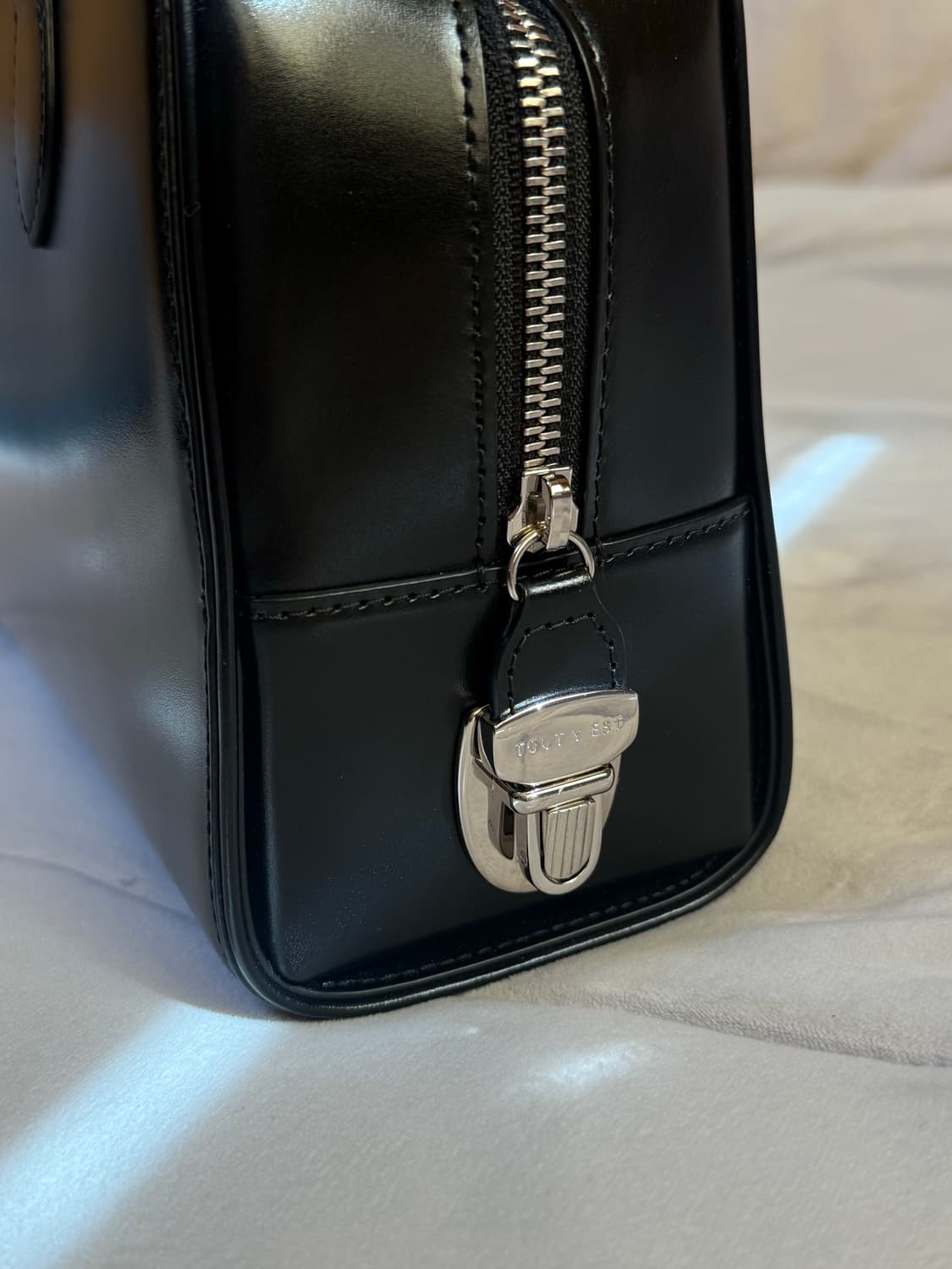 투티에 로케백 스몰 블랙 토트백 상품이미지2