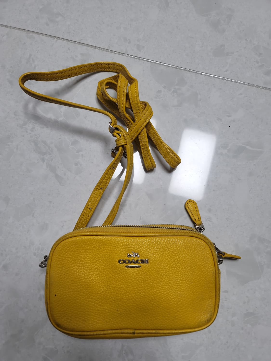 코치 미니백 노랑 상품이미지1