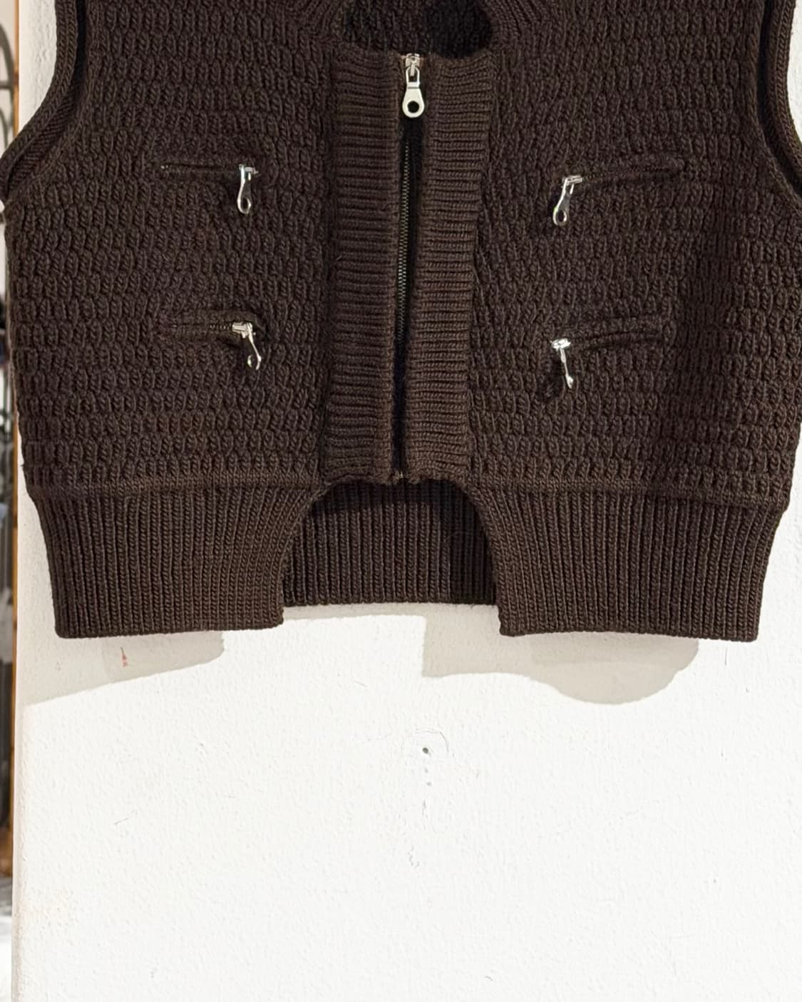 끌로에 다크브라운 크롭 울 니트 베스트 상품이미지5