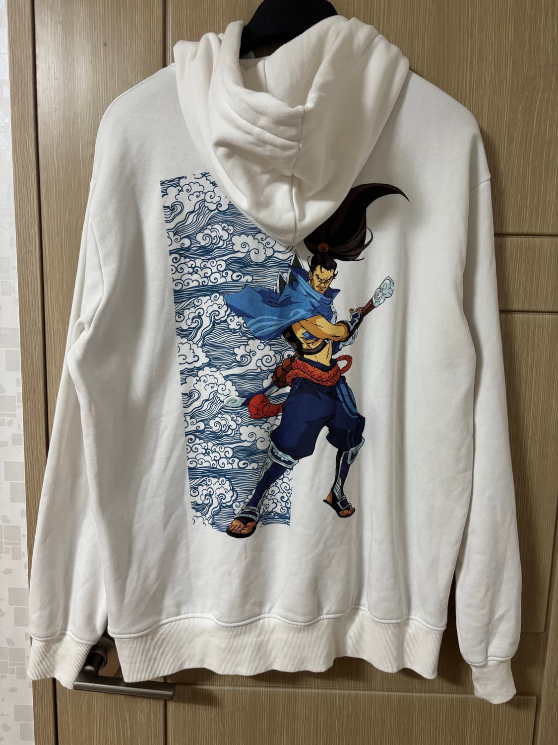 H&M x 리그오브레전드 야스오 흰색 후드티 상품이미지2