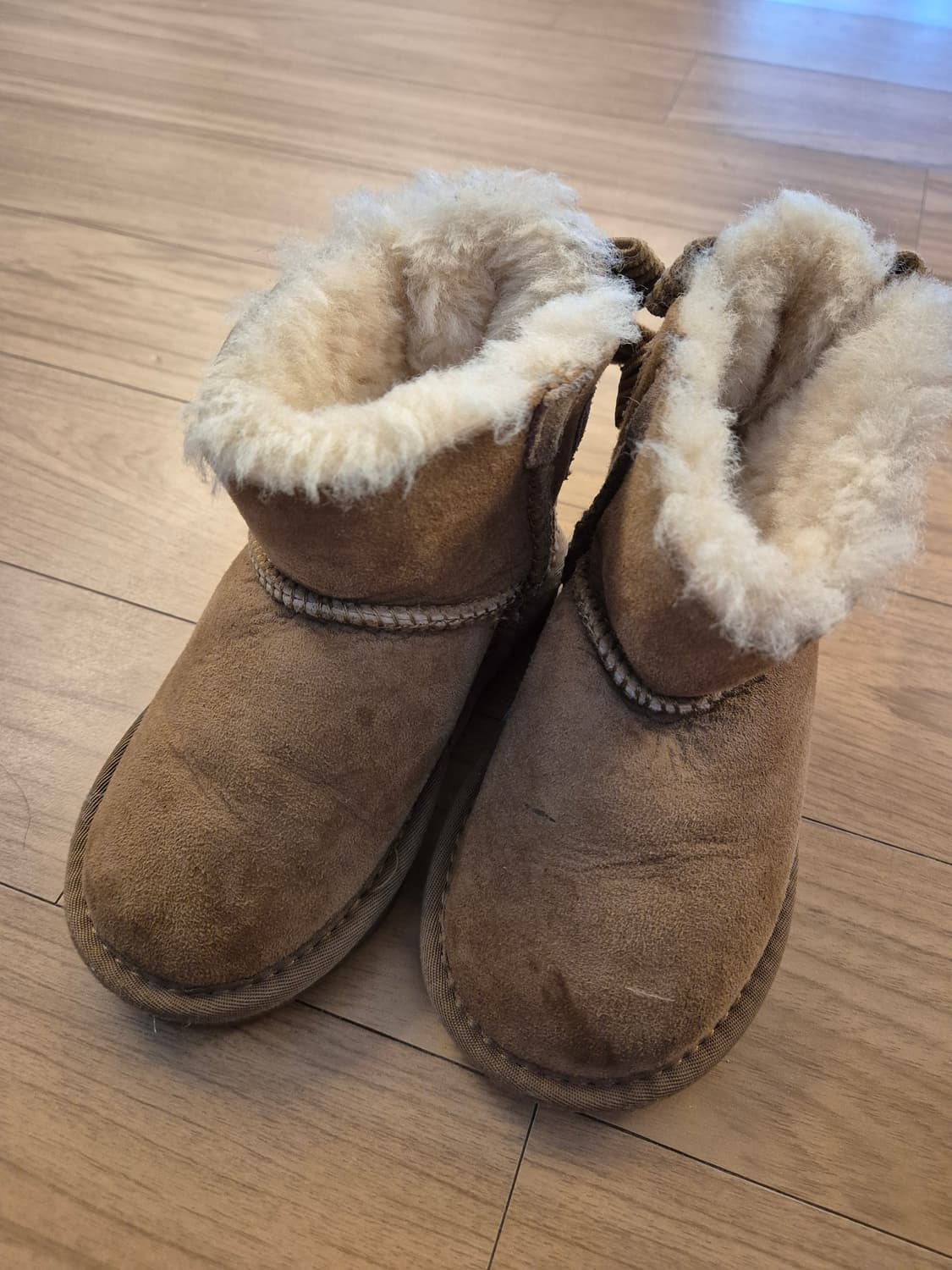 사이즈는 165mm인 어그 부츠입니다. 아이가 신기 편하도록 부츠 입구가 상품이미지1