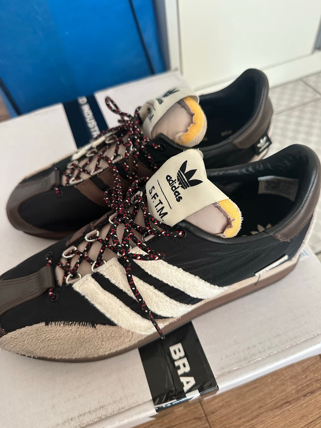 아디다스 x 송포더뮤트(SFTM) 컨트리 OG 코어 블랙 코어 화이트 상품이미지2