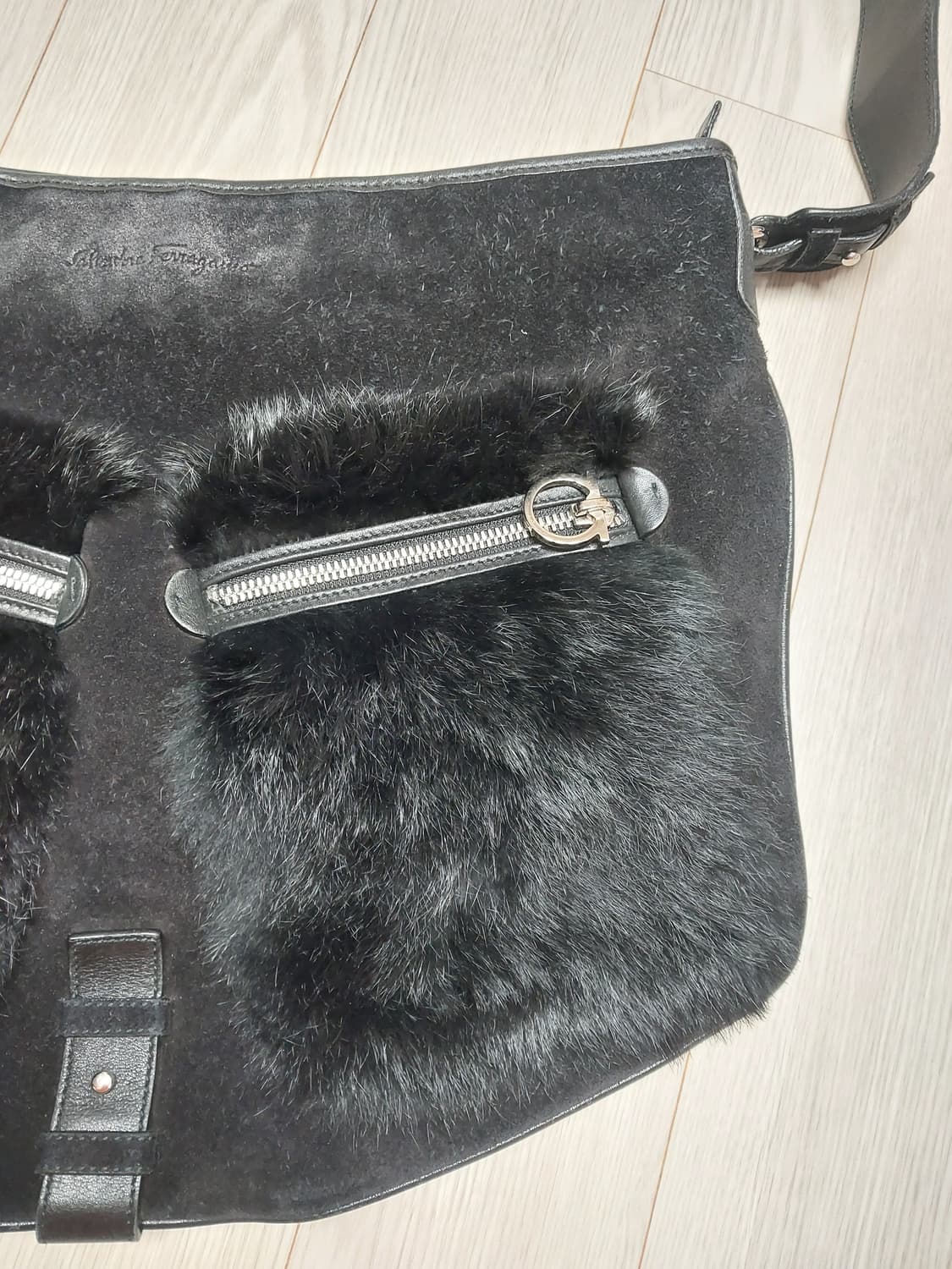 정품 페라가모 스웨이드 퍼 크로스백 상품이미지3