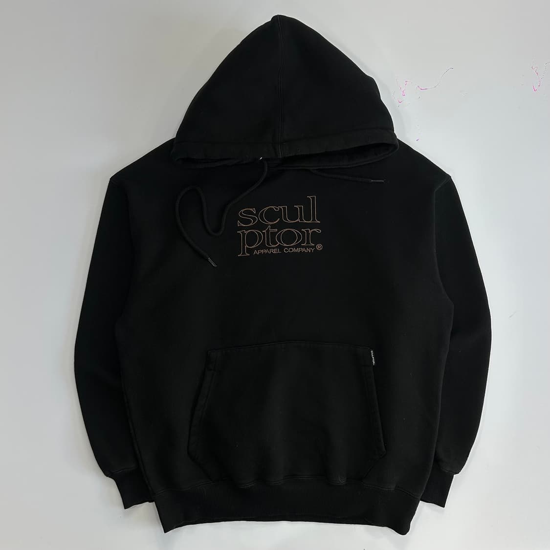 Sculptor 스컬프터 브라운 로고 블랙 후드티 상품이미지3
