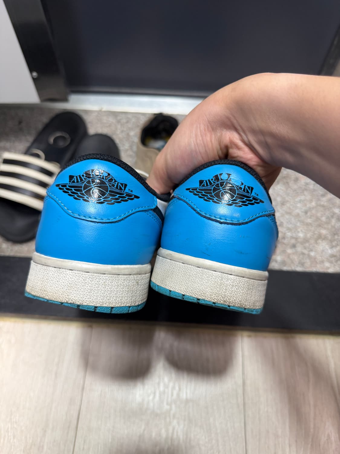 Jordan 1 Retro Low OG Black and Dark Pow 상품이미지5