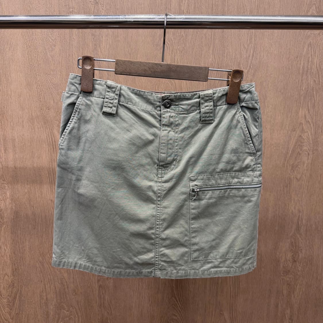 타미힐피거 미니 스커트 지퍼 포켓 백 로고 자수 디테일 H라인 카키 상품이미지2