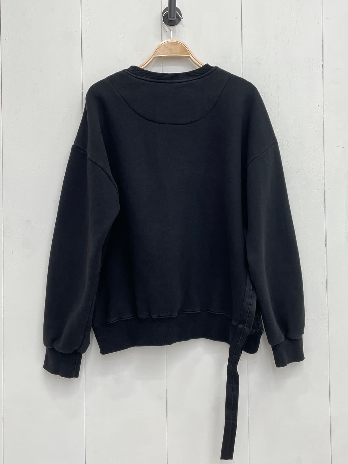 실렌시온 언발 스트랩 오버핏 맨투맨 블랙 상품이미지9