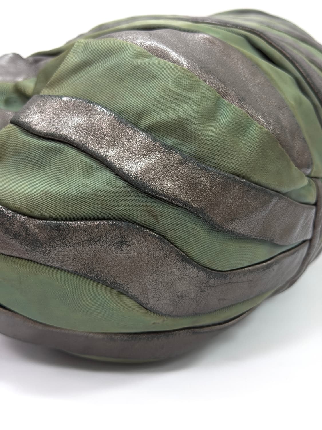 프라다 메탈릭 레더 & 나일론 스트라이프 토트백 상품이미지8