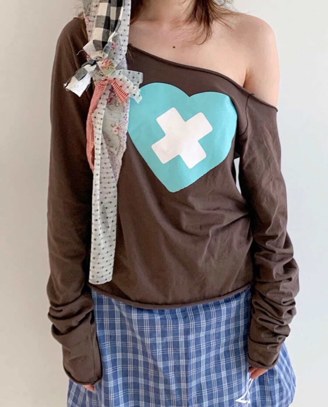 샵페어리 크로스 하트 컷 오프 티셔츠 브라운  상품이미지1