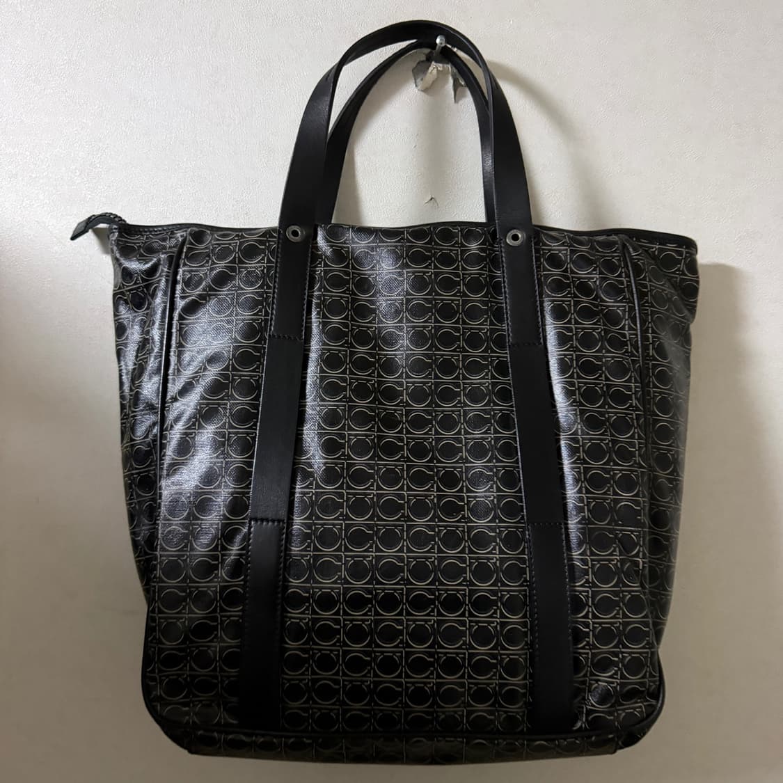 살바토레 페라가모 간치니 패턴 PVC 남성 토트백 상품이미지5