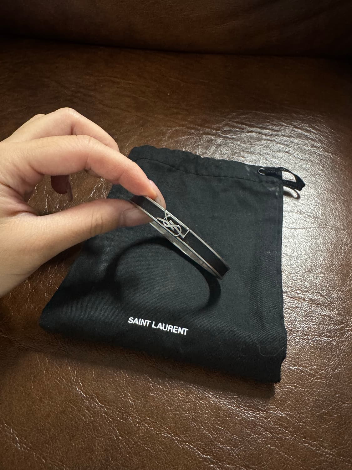 정가 105만 생로랑 카산드르 가죽 메탈 브레이슬릿 상품이미지7