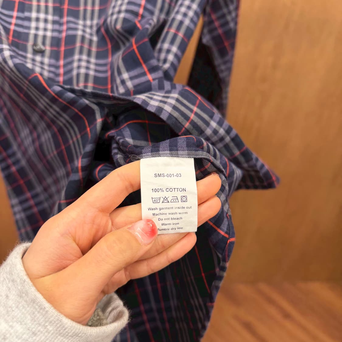 버버리 런던 코튼 긴팔 셔츠 체크 패턴 포켓 로고 자수 디테일 딥 네이비 상품이미지7