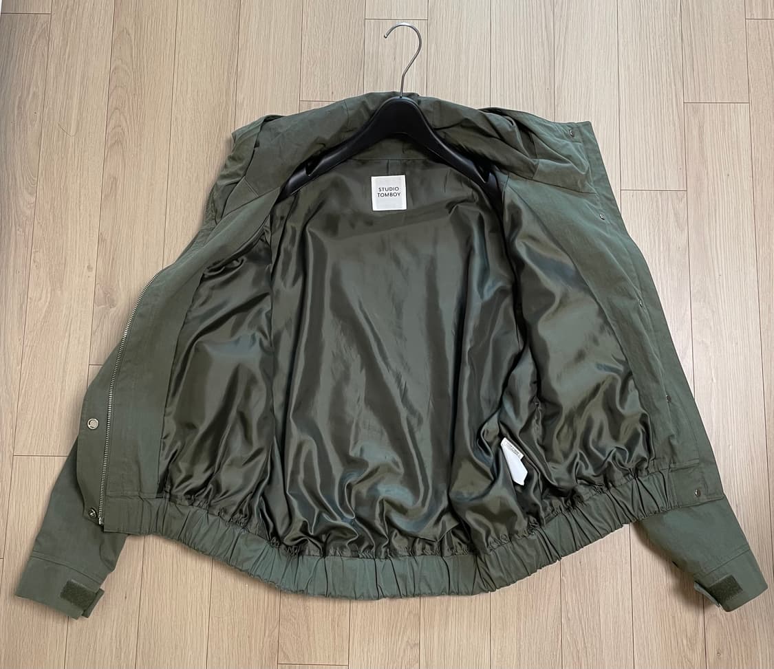 스튜디오 톰보이 Studio Tomboy 카키색 포켓 디테일 봄버 자켓 상품이미지3