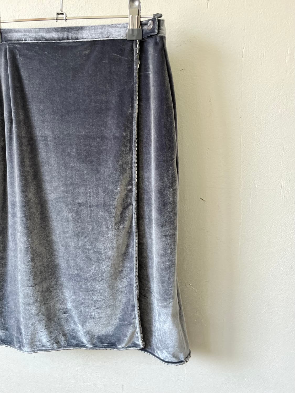 TRANS CONTINENTS 벨벳 랩 스커트 상품이미지2