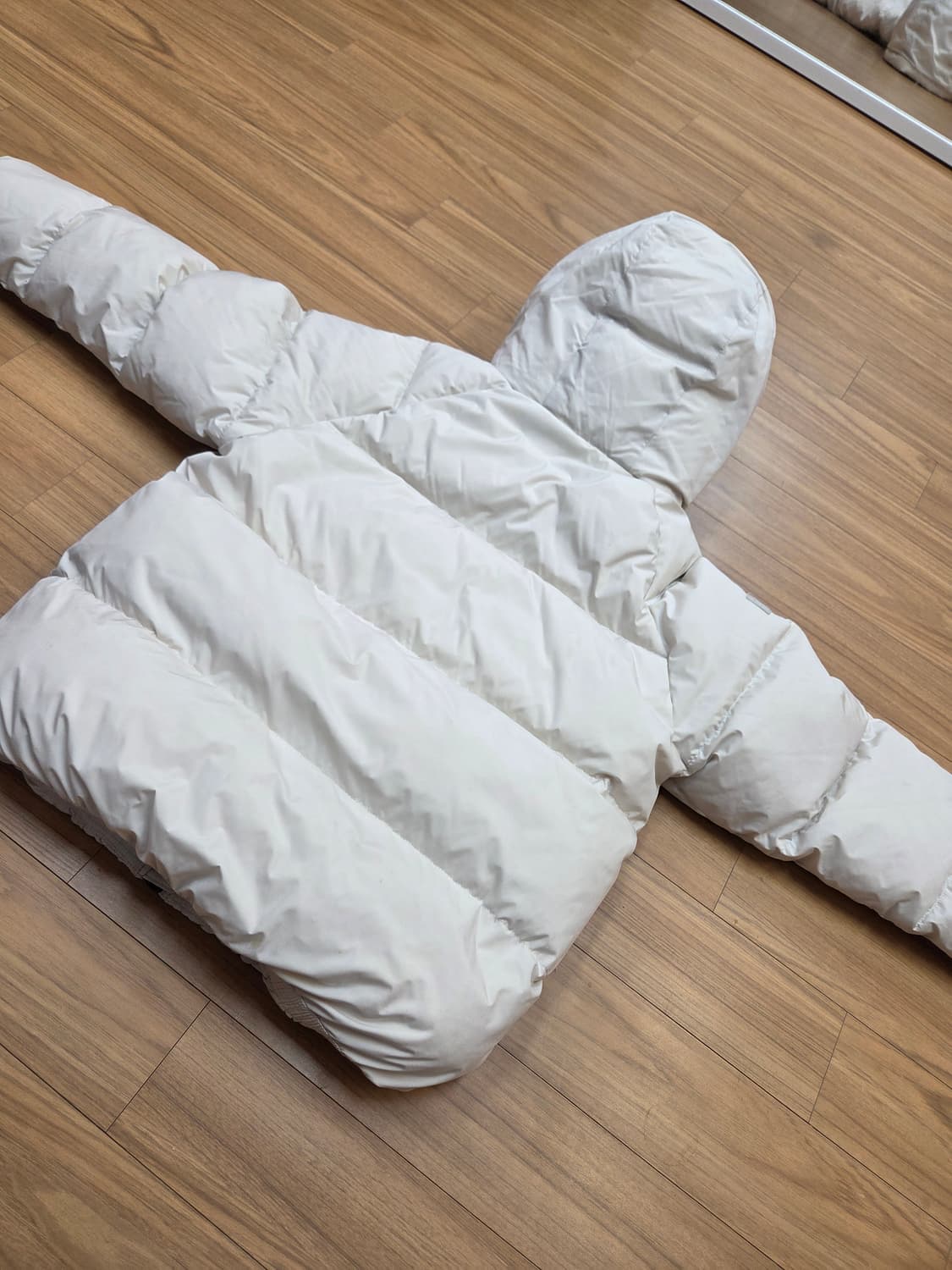 아이보리 색상의 디스커버리 익스페디션 패딩입니다. 150 사이즈로, 7세 상품이미지4