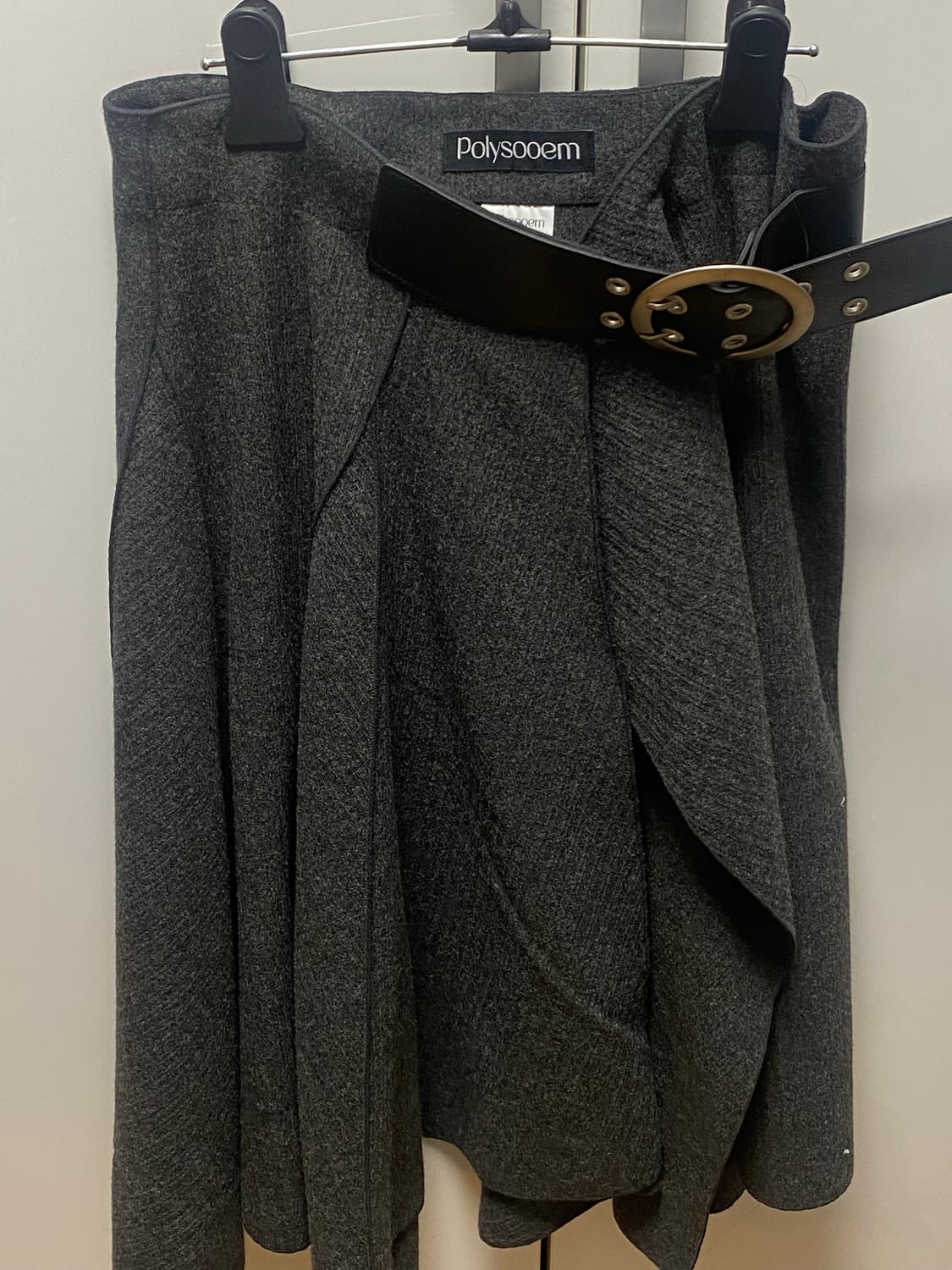 폴리수엠 벨트 랩 스커트 차콜 색상 상품이미지3