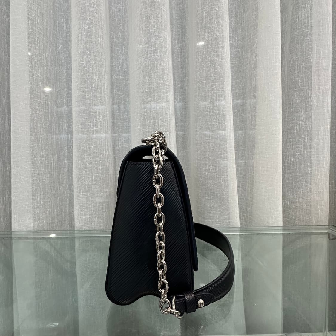 루이비통 트위스트 MM 은장 크로스백 상품이미지4