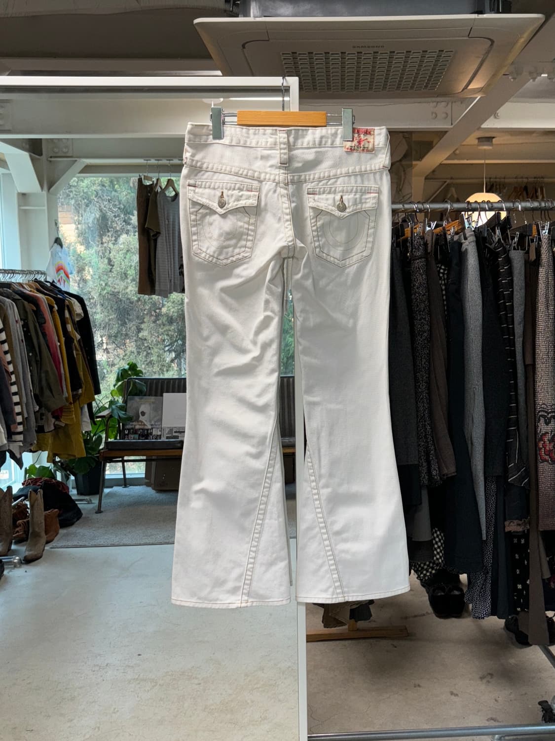 트루릴리전 화이트 로우라이즈 플레어진 상품이미지2