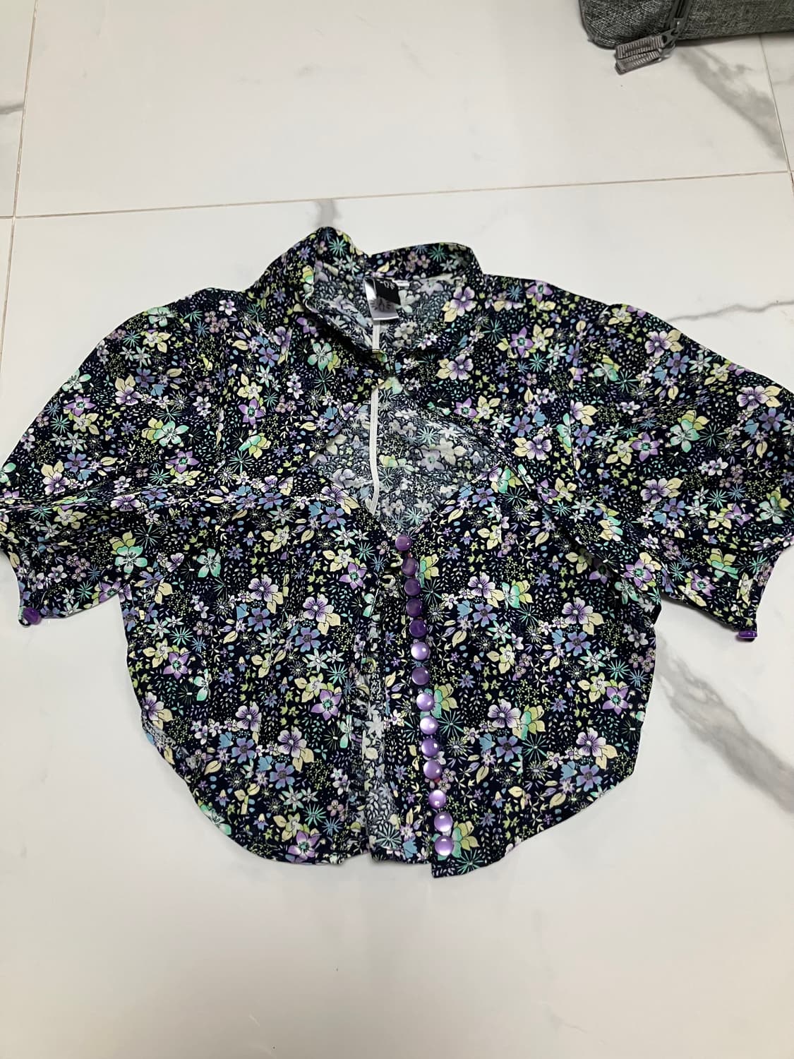 에이프릴풀데이 미니 퍼프 버튼업 블랙 플로럴 컷오프 탑 반팔 셔츠 상품이미지4