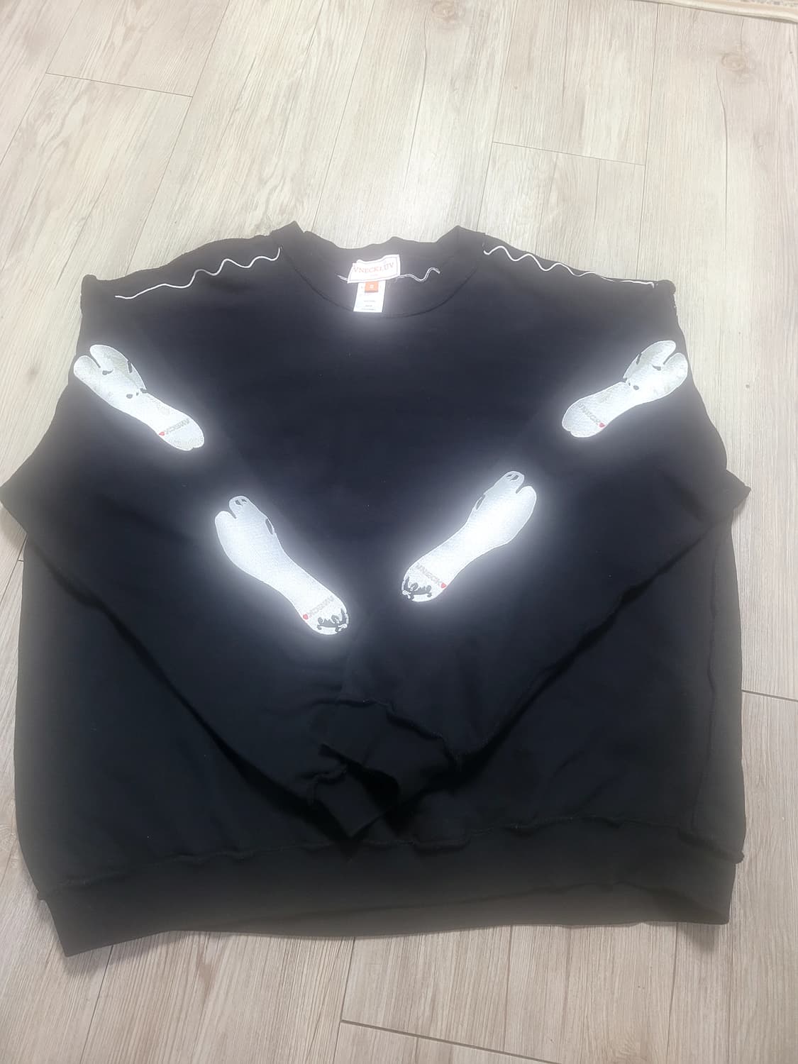 브이넥러브 타비 맨투맨 상품이미지1