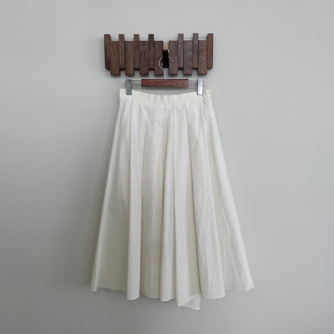 캘빈클라인 화이트 플리츠 롱 스커트 상품이미지1