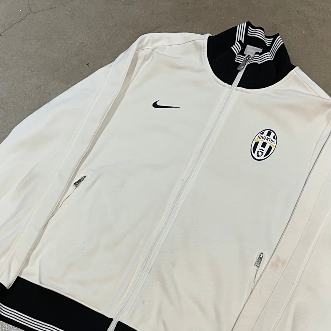 L 나이키 유벤투스 화이트 트랙탑 상품이미지1