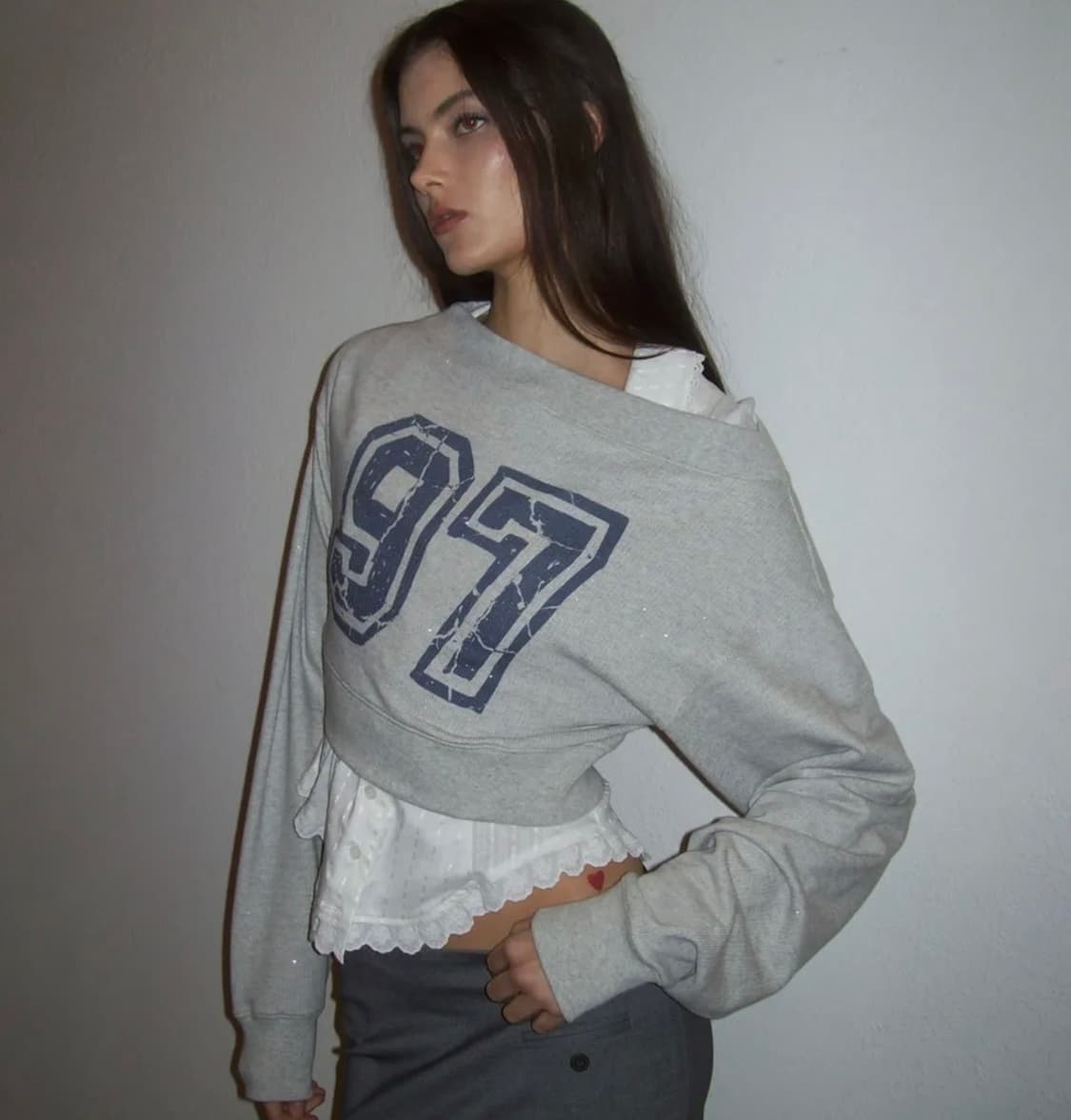 스컬프터 오프숄더 크롭 스웻셔츠 멜란지그레이 상품이미지2