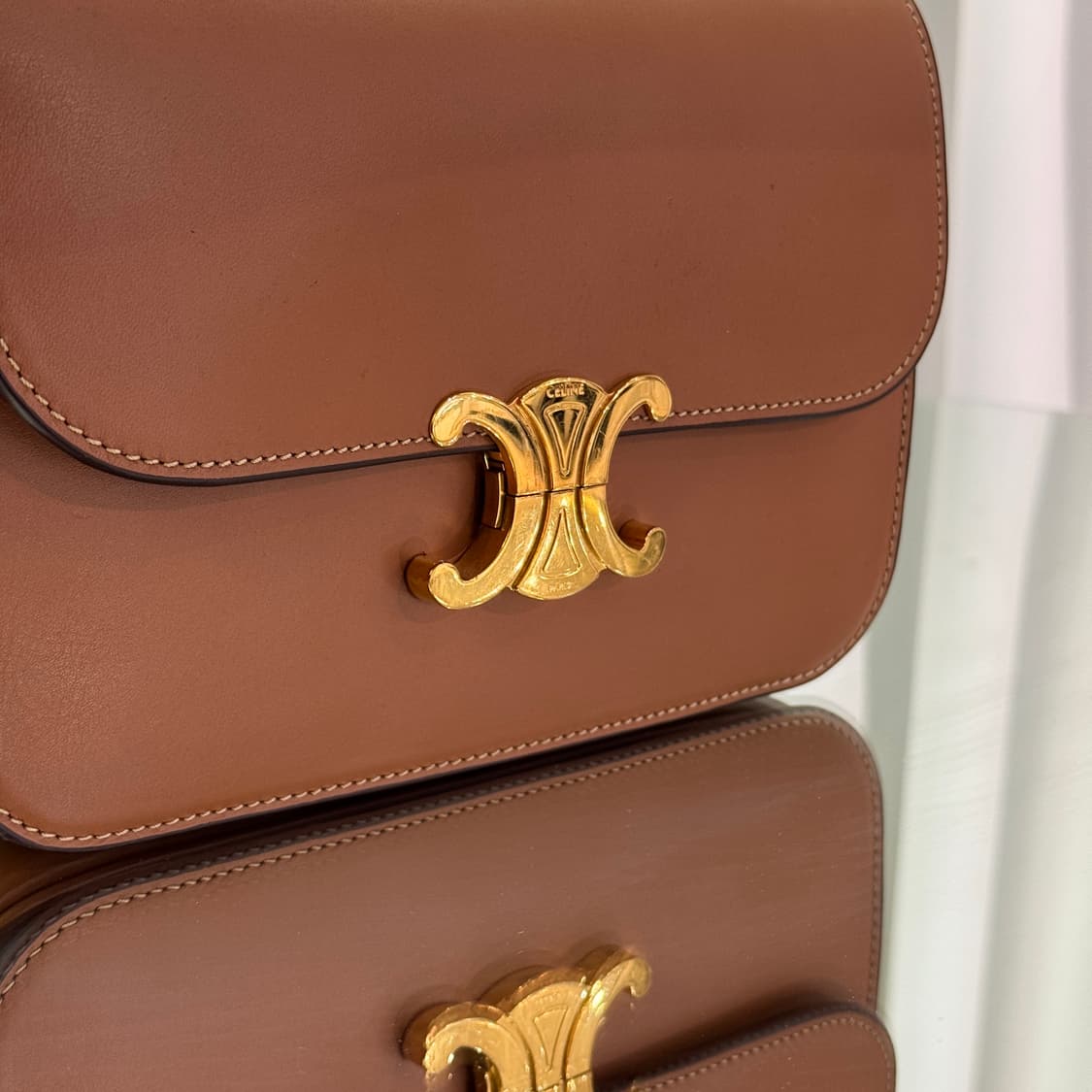 [정품] 셀린느 클래식 트리옹프백 미디움 내추럴 카프스킨  상품이미지5