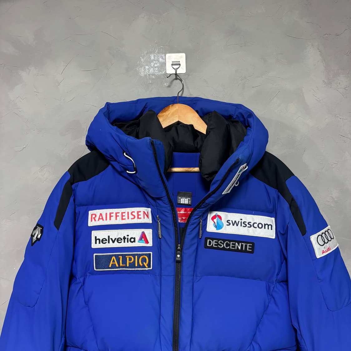 데상트 아우디 스위스 스키팀 덕다운 패딩 상품이미지2