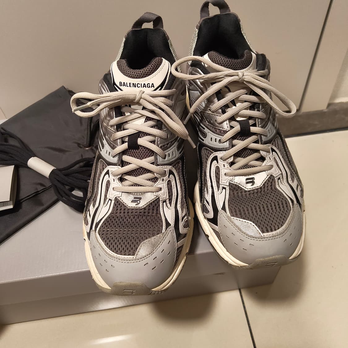 발렌시아가 엑스팬더
그레이 44
 상품이미지2