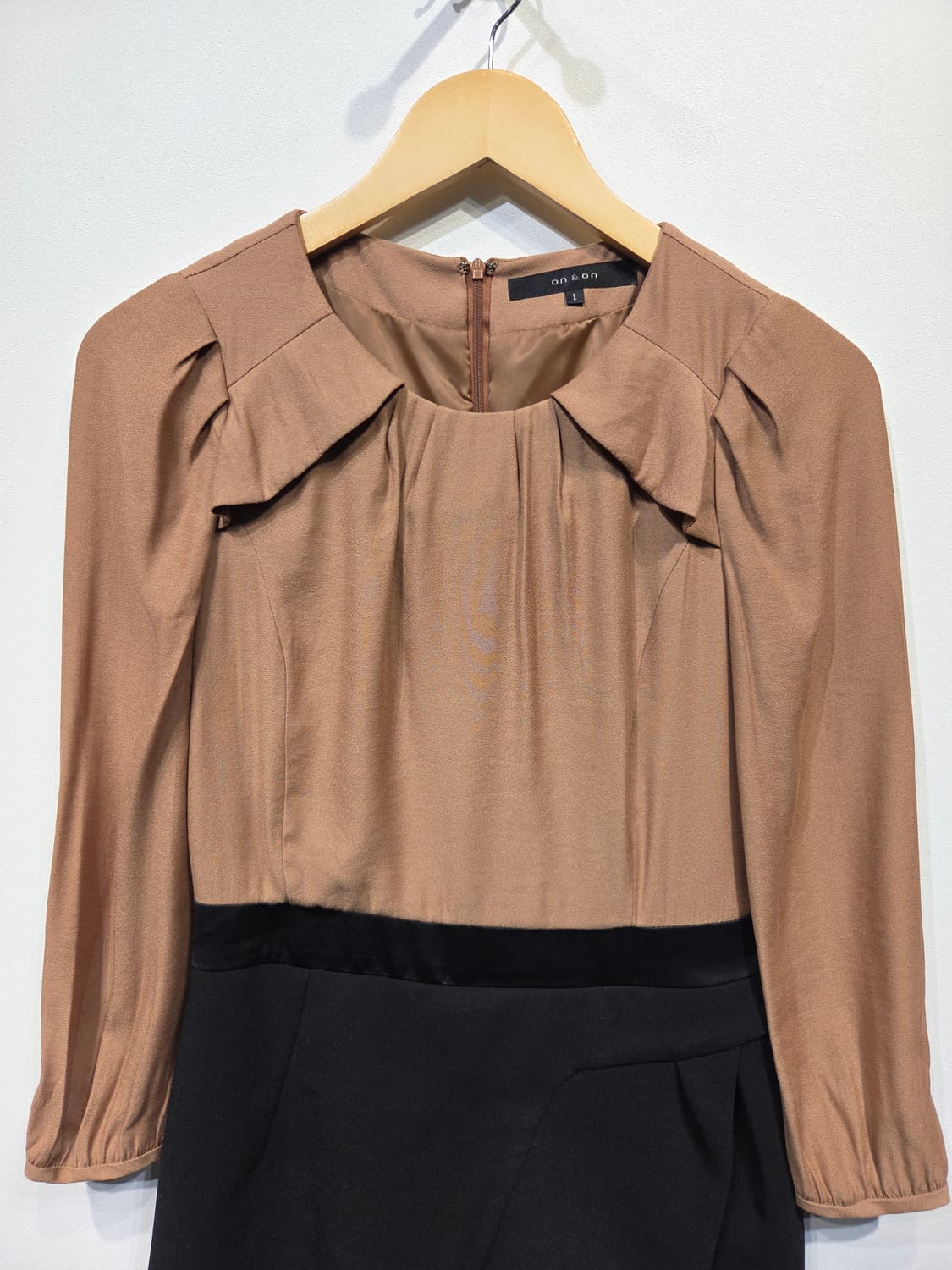 온앤온(on & on) 배색 레이어드 셔링 원피스 상품이미지3