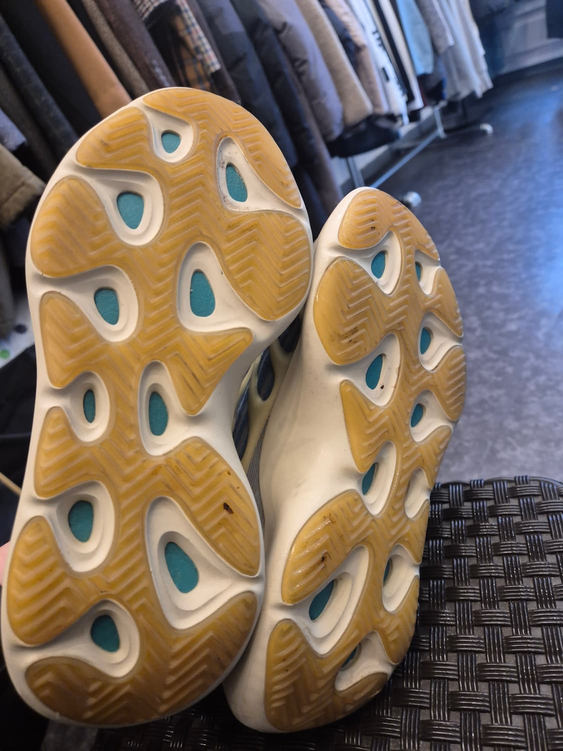 아디다스 이지 700 V3 '카이아나이트 (남여공용) 상품이미지5