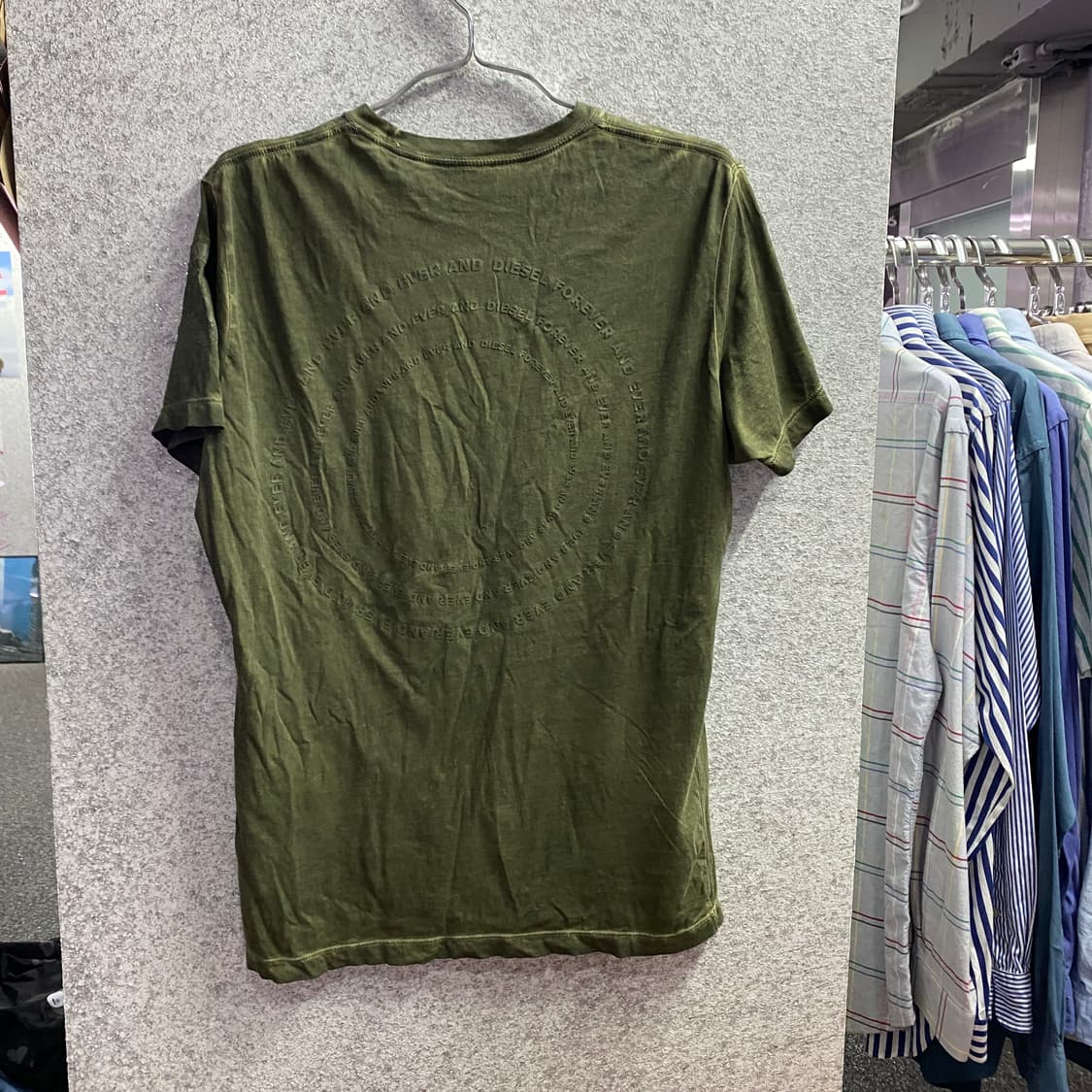 디젤 라운드로고 워시드 카키 반팔티 B4695 상품이미지5