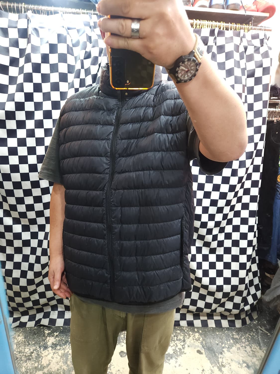 유니클로 오리털 경량 패딩 조끼
​
 상품이미지8