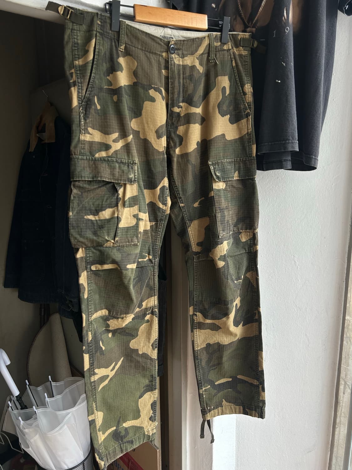 칼하트 WIP 카모카고팬츠  상품이미지1