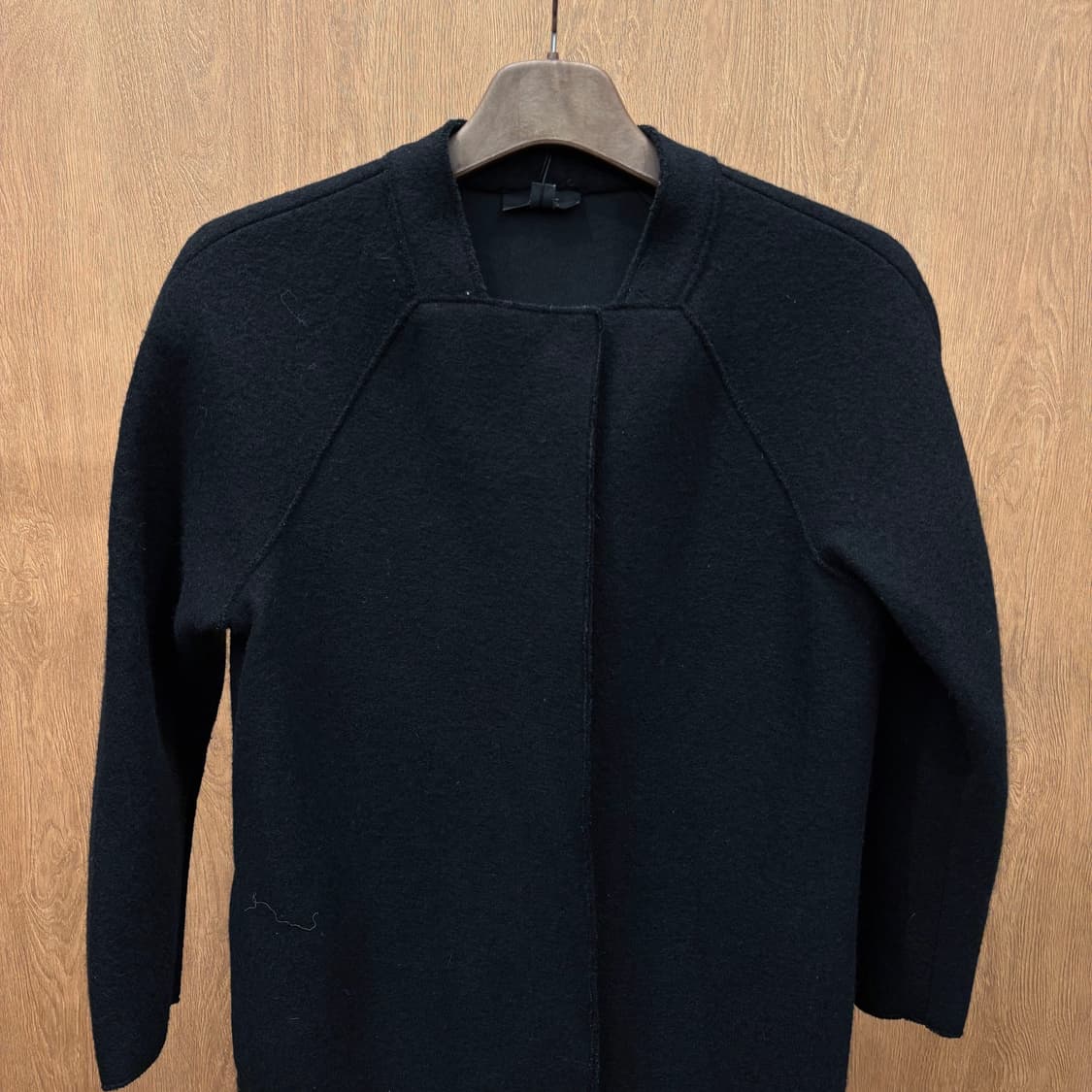 코스 울 니트 롱 코트 히든 지퍼 논카라 디테일 루즈핏 블랙 상품이미지4