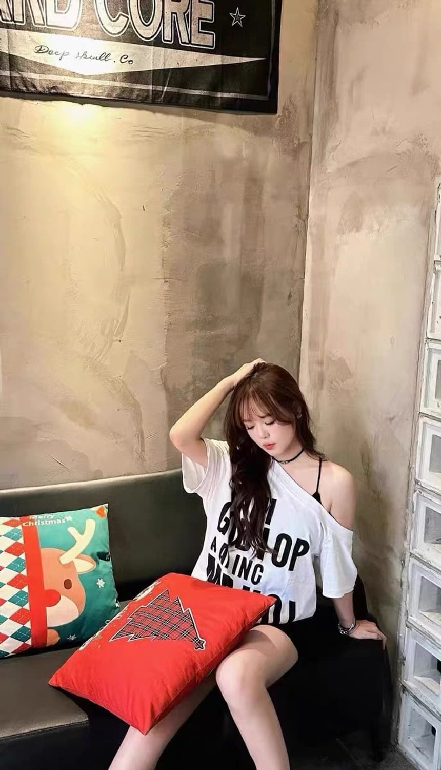 오프숄더 레터링 루즈핏 반팔 티셔츠 상품이미지3