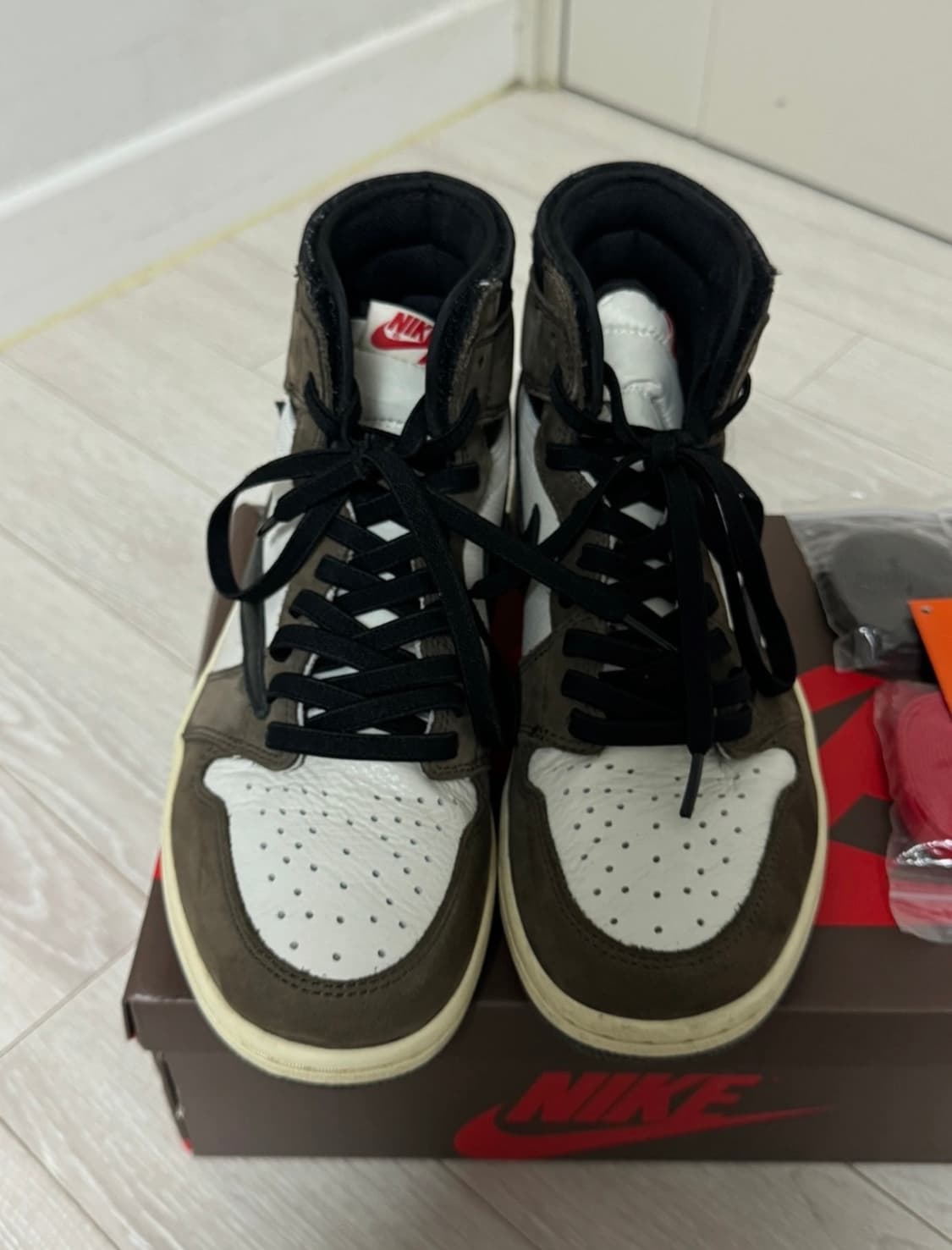 조던1하이 트래비스스캇 상품이미지4