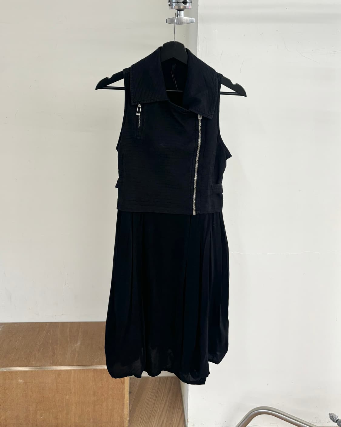 사일런트 바이 다미르 도마 블랙 슬리브리스 원피스 상품이미지1