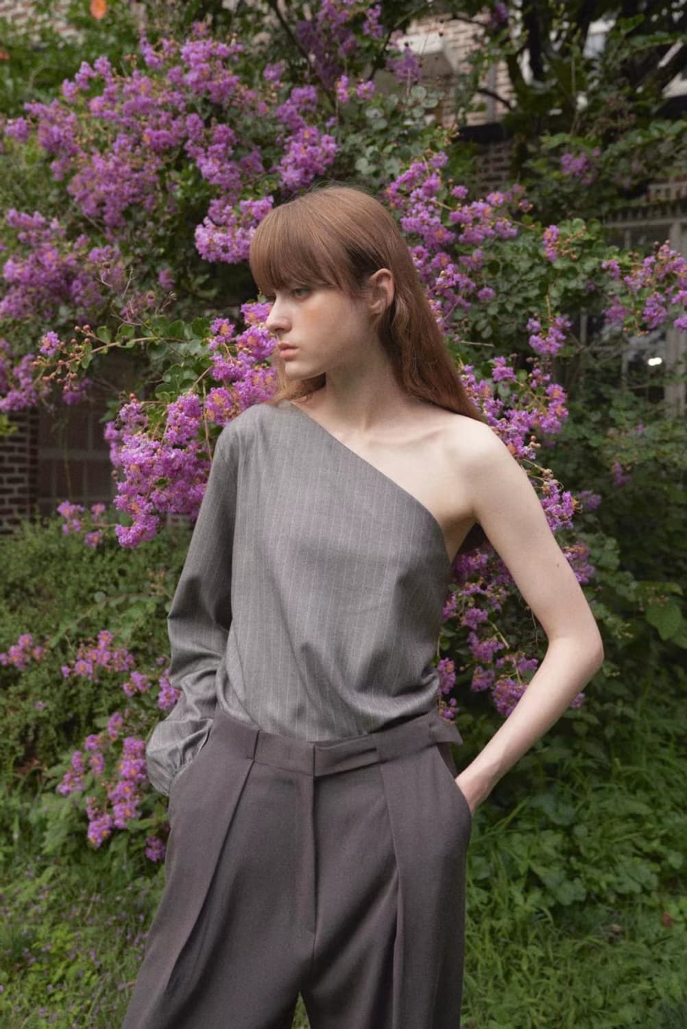 언앤써드미스테리 스트라이프 원숄더 블라우스 그레이 상품이미지1